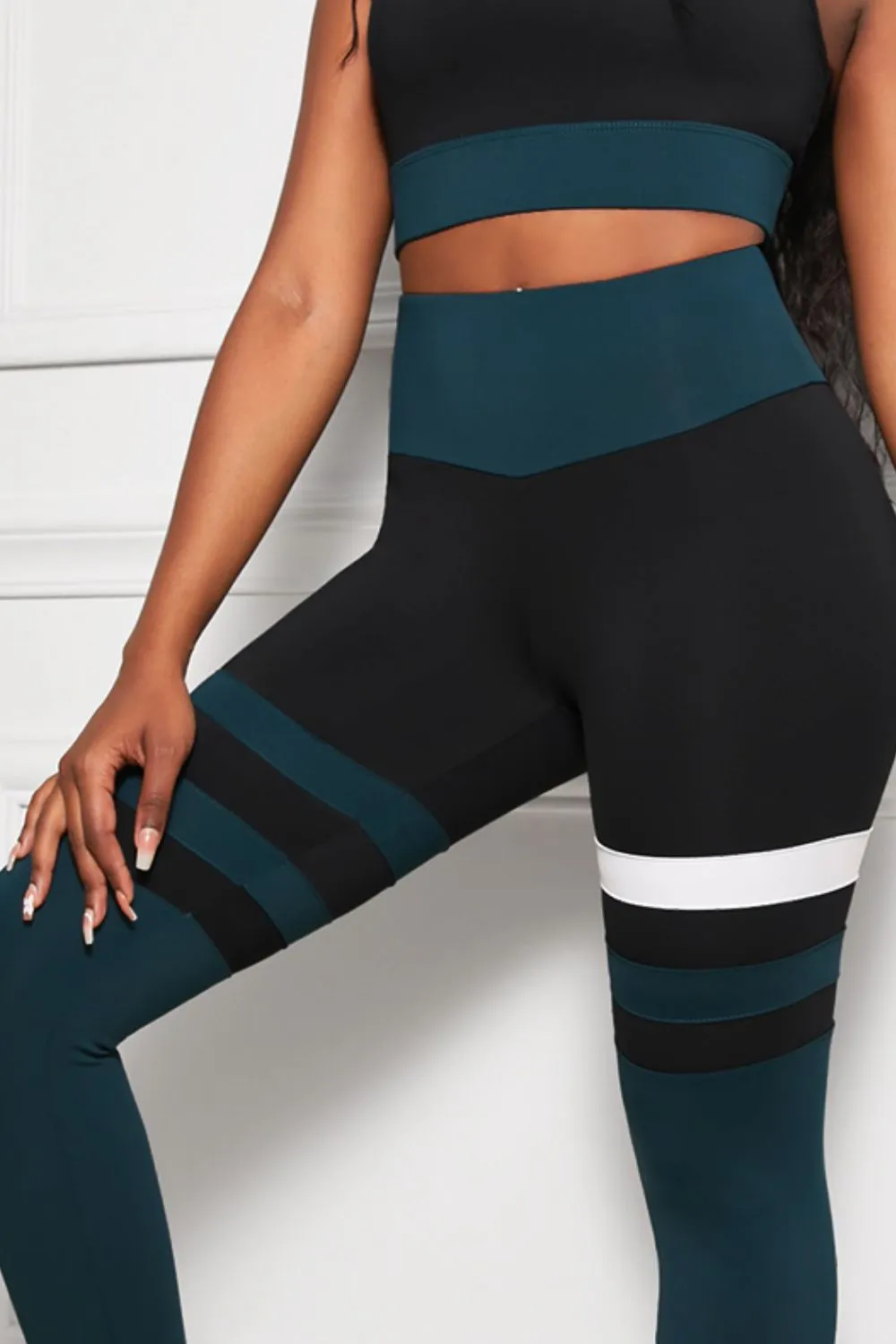 Set aus gestreiftem Sport-BH und Yoga-Leggings mit hoher Taille